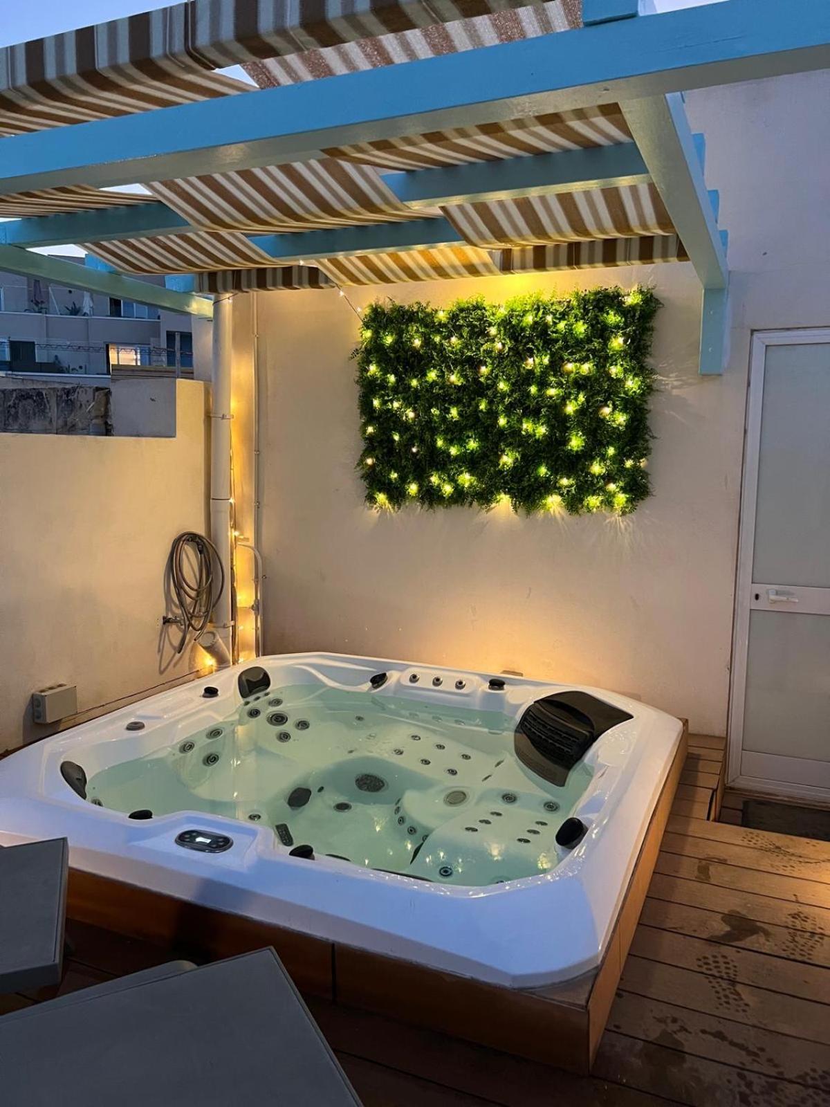Ferienhaus Amazing 4-bedroom Town House With Jacuzzi Sliema