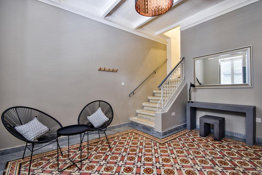 Amazing 4-bedroom Town House With Jacuzzi * Sliema